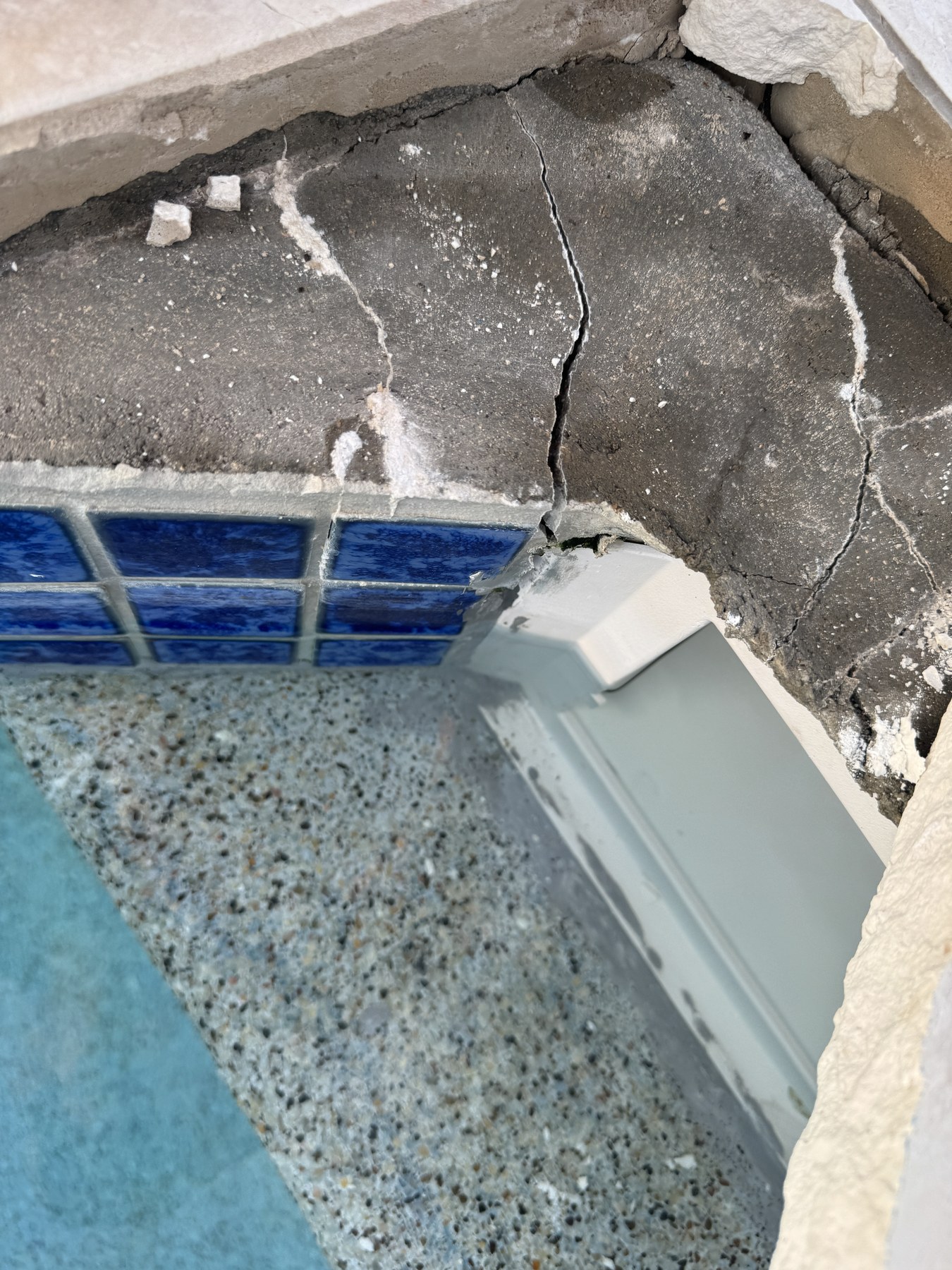 Closeup of skimmer-corner shell cracking before ASR pool repair